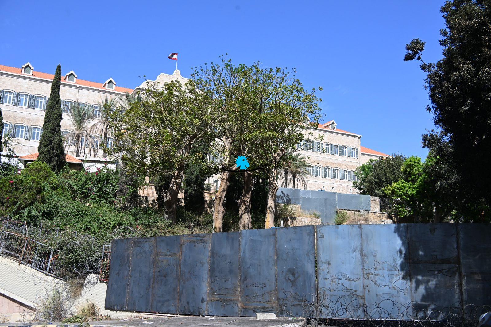 بوابة جديدة على مدخل السرايا بعد أن انفجرت بين المتقاعدين العسكريين والحكومة (صور) 